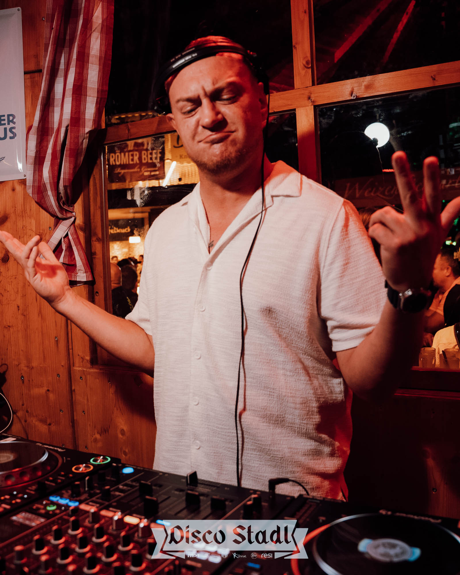 DJ hinter den Turntables im Stadl
