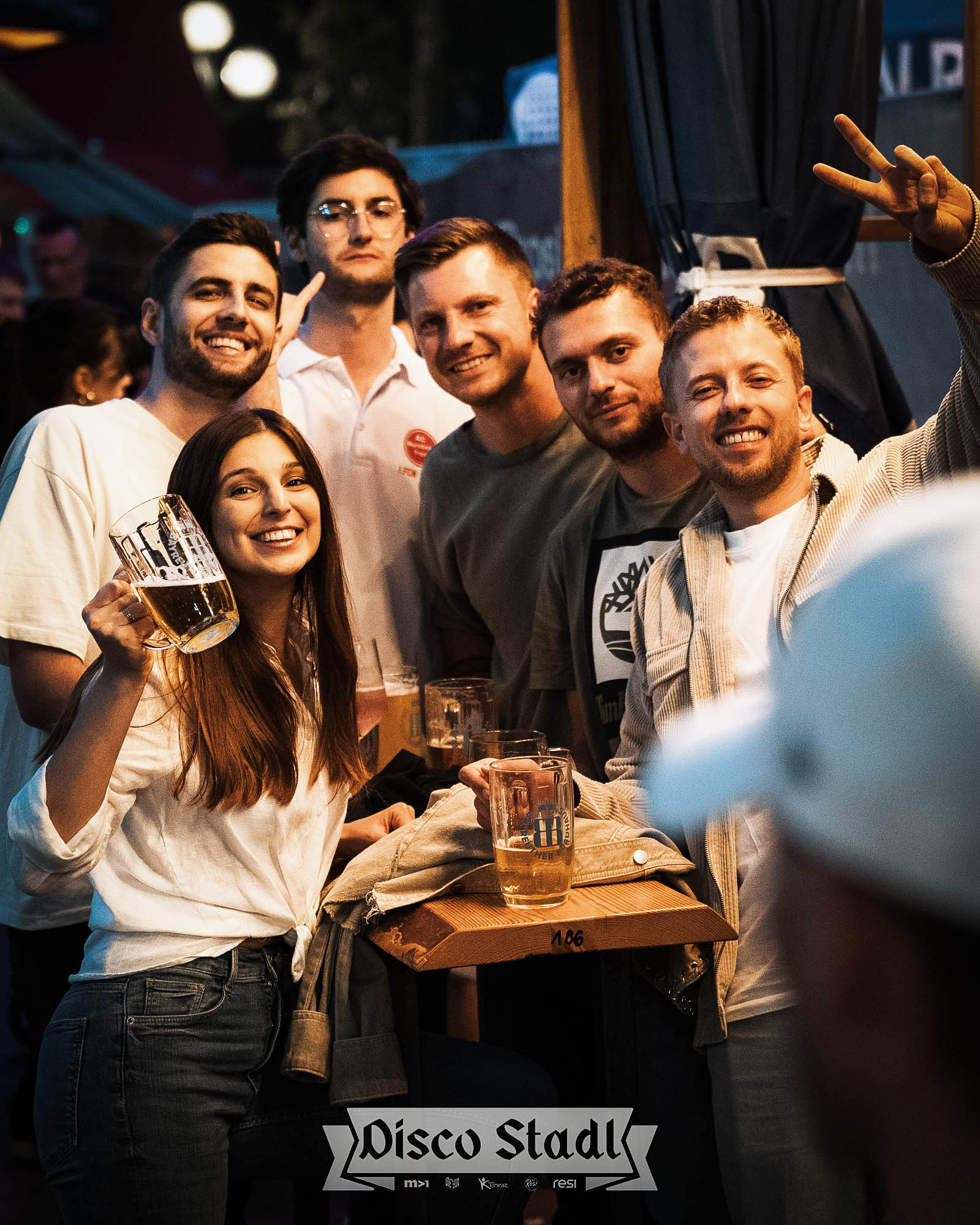 Fröhliche Runde mit Bier vor dem Stadl
