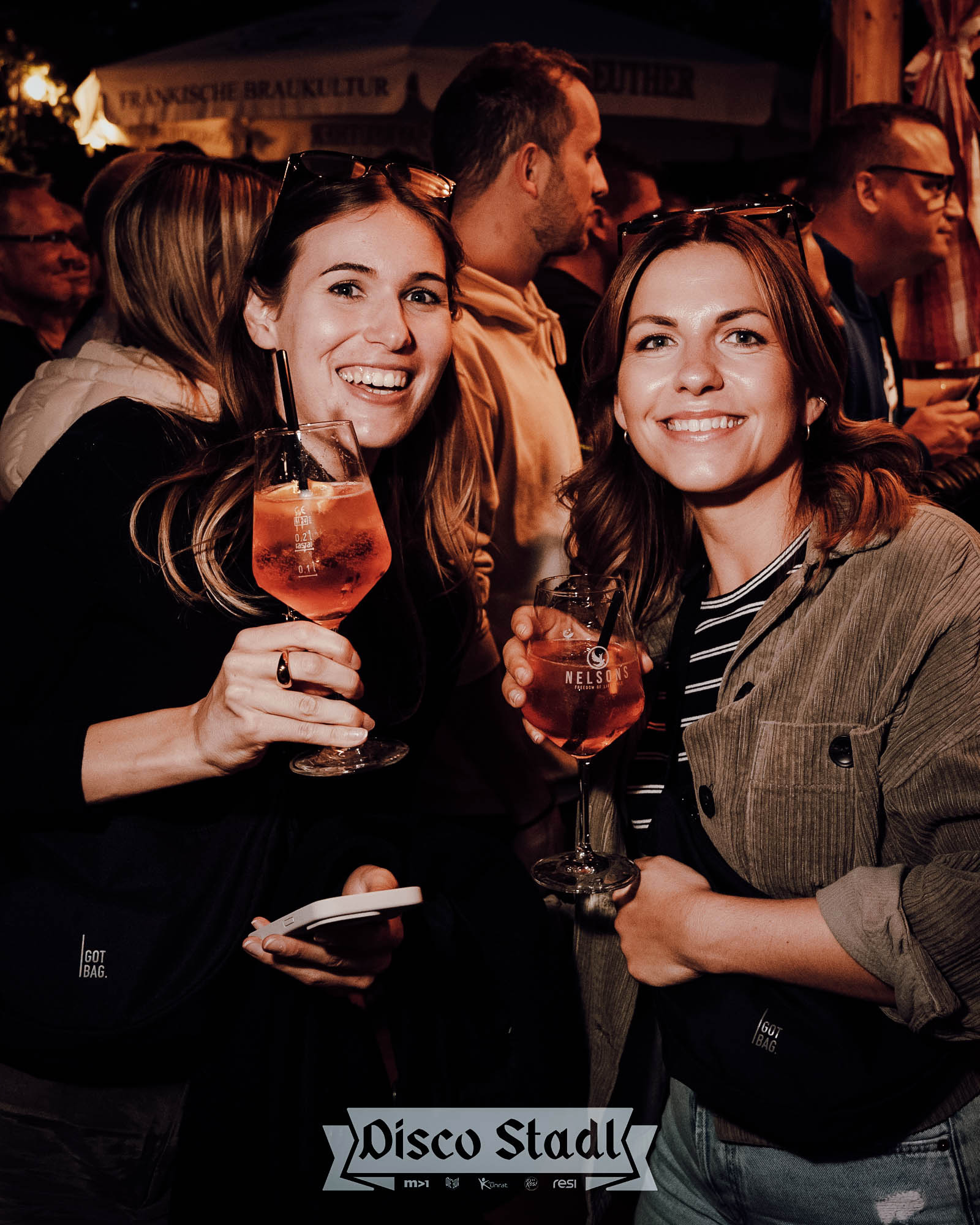 Zwei Mädels mit Aperol Spritz im Stadl