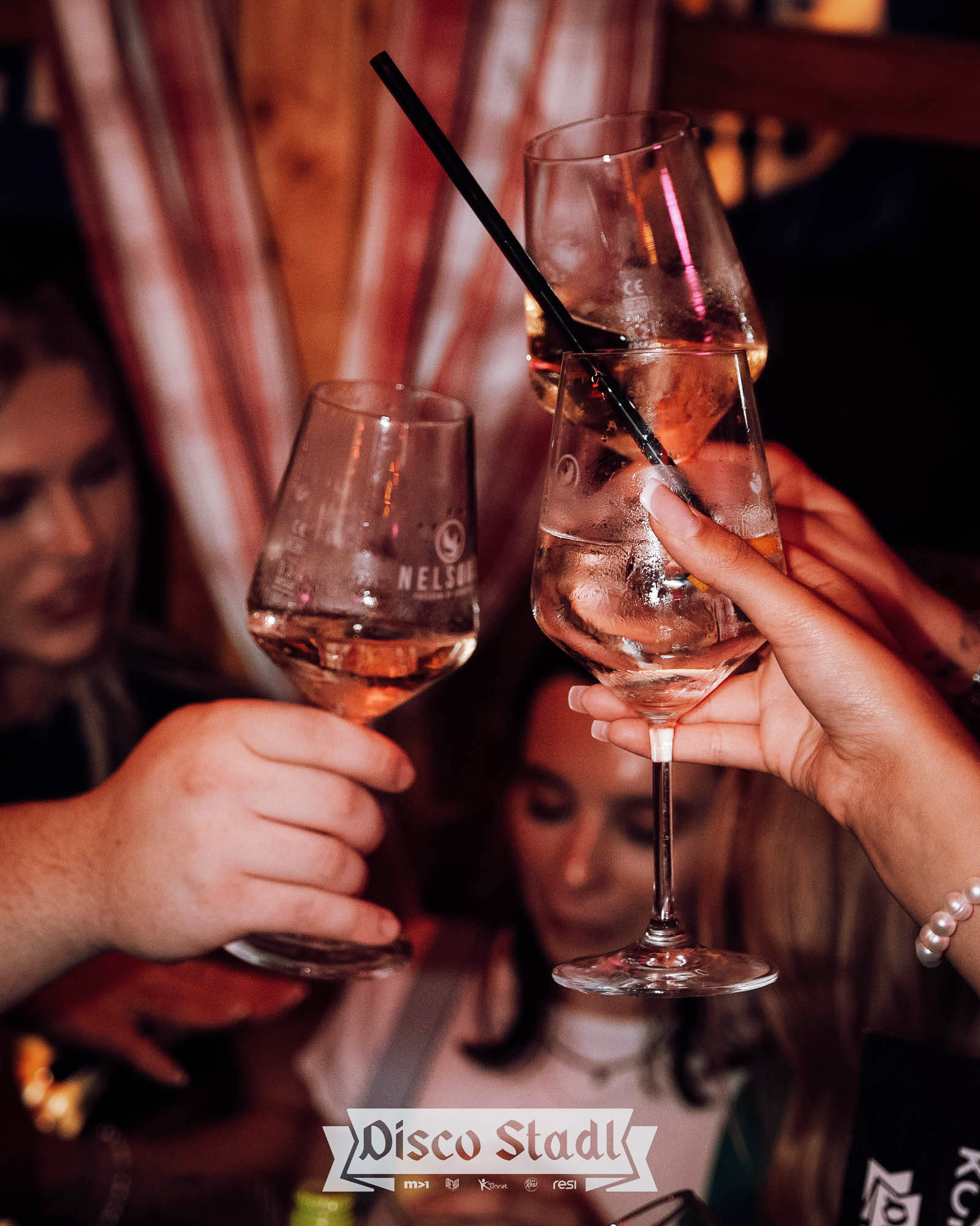 Anstoßen mit Aperol Spritz und Weißwein