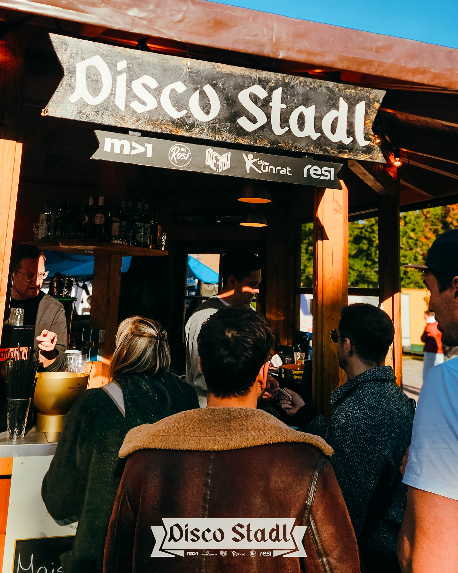 Gäste am Tresen des Disco Stadl