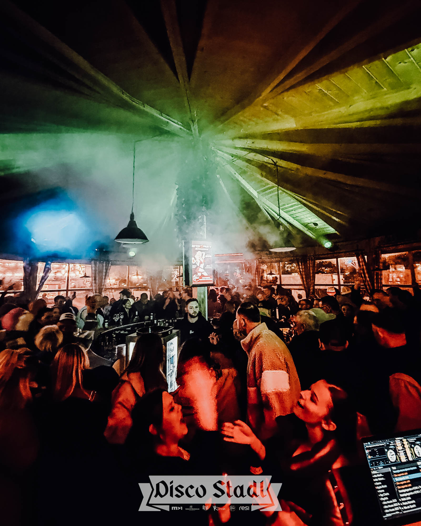 Laserlicht über der Menge