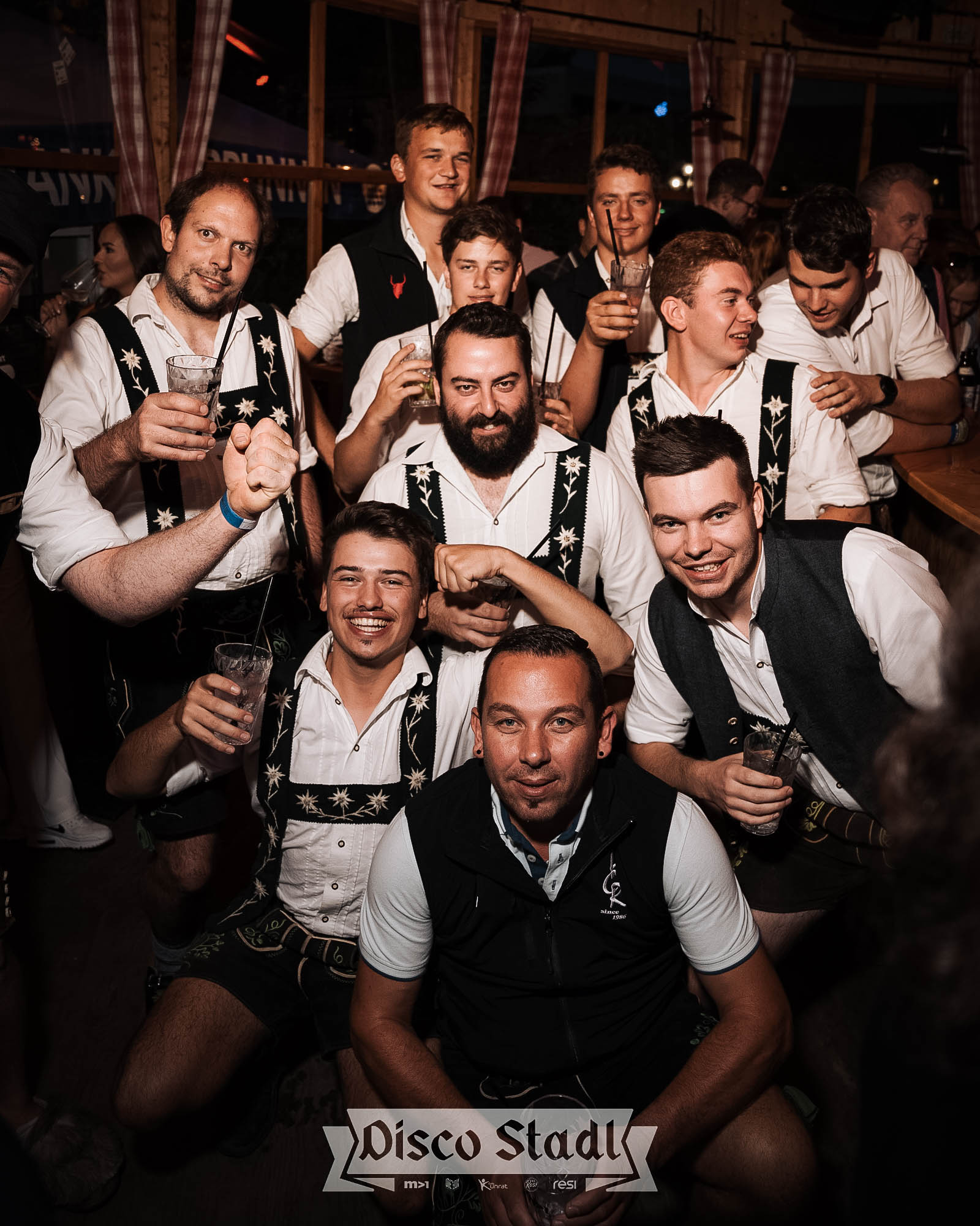Männergruppe in Lederhosen