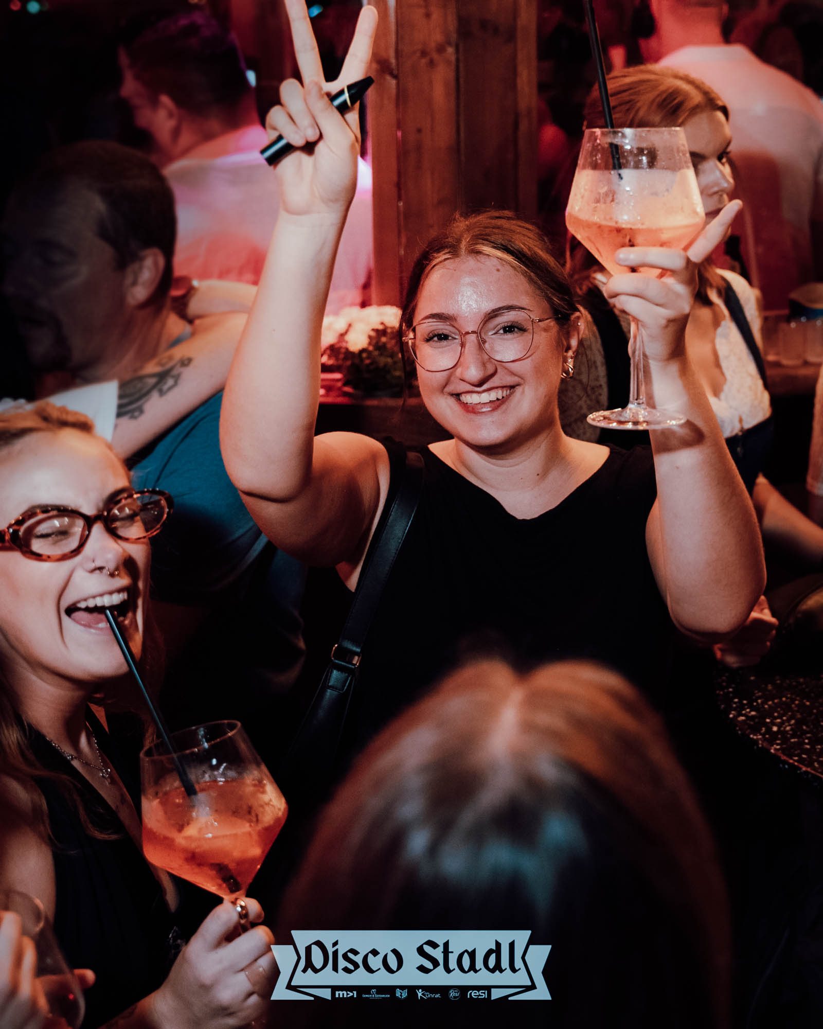 Feiernde Mädels mit Aperol Spritz im Stadl