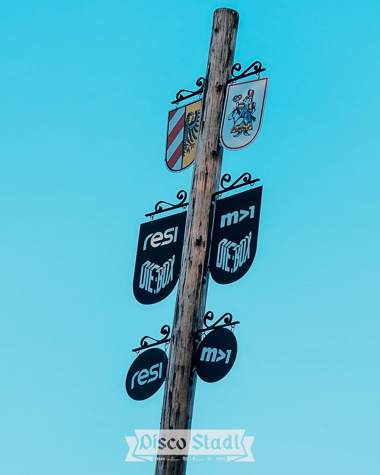 Wappen und Schilder am Fahnenmast