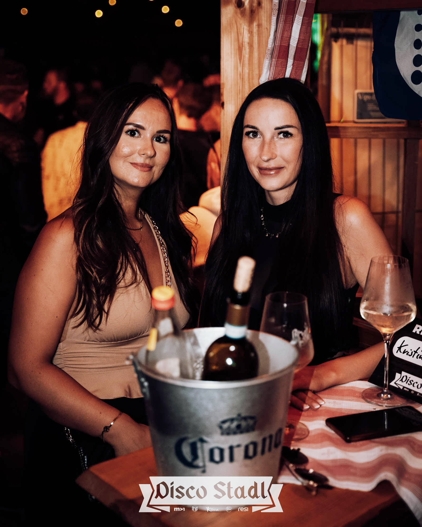 Zwei Gäste mit Corona-Kübel